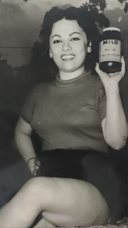 Olga Chaviano, posando para un anuncio comerciál de MILO.